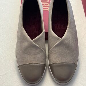 Munro Plum women’s shoes in Champagne, size 10.5 M